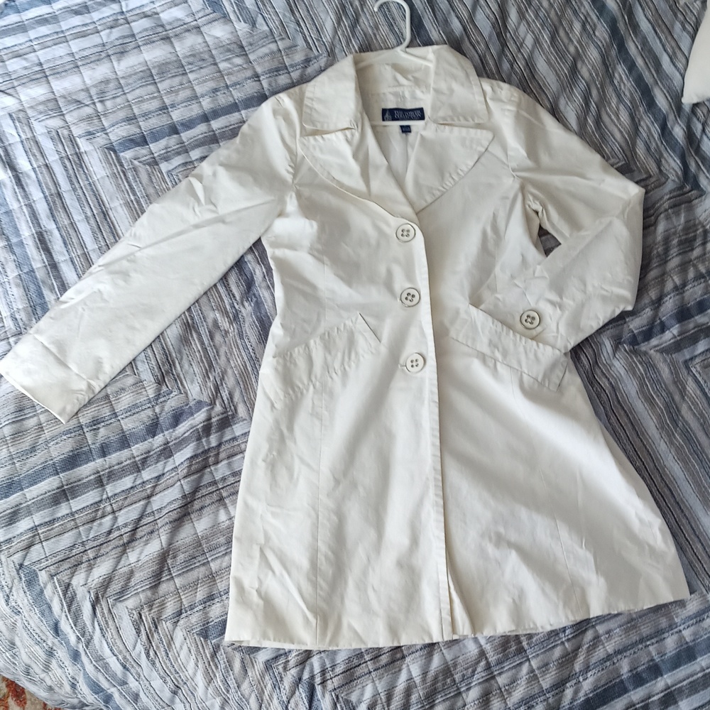 The tower collection by London fog white trench coat. Small